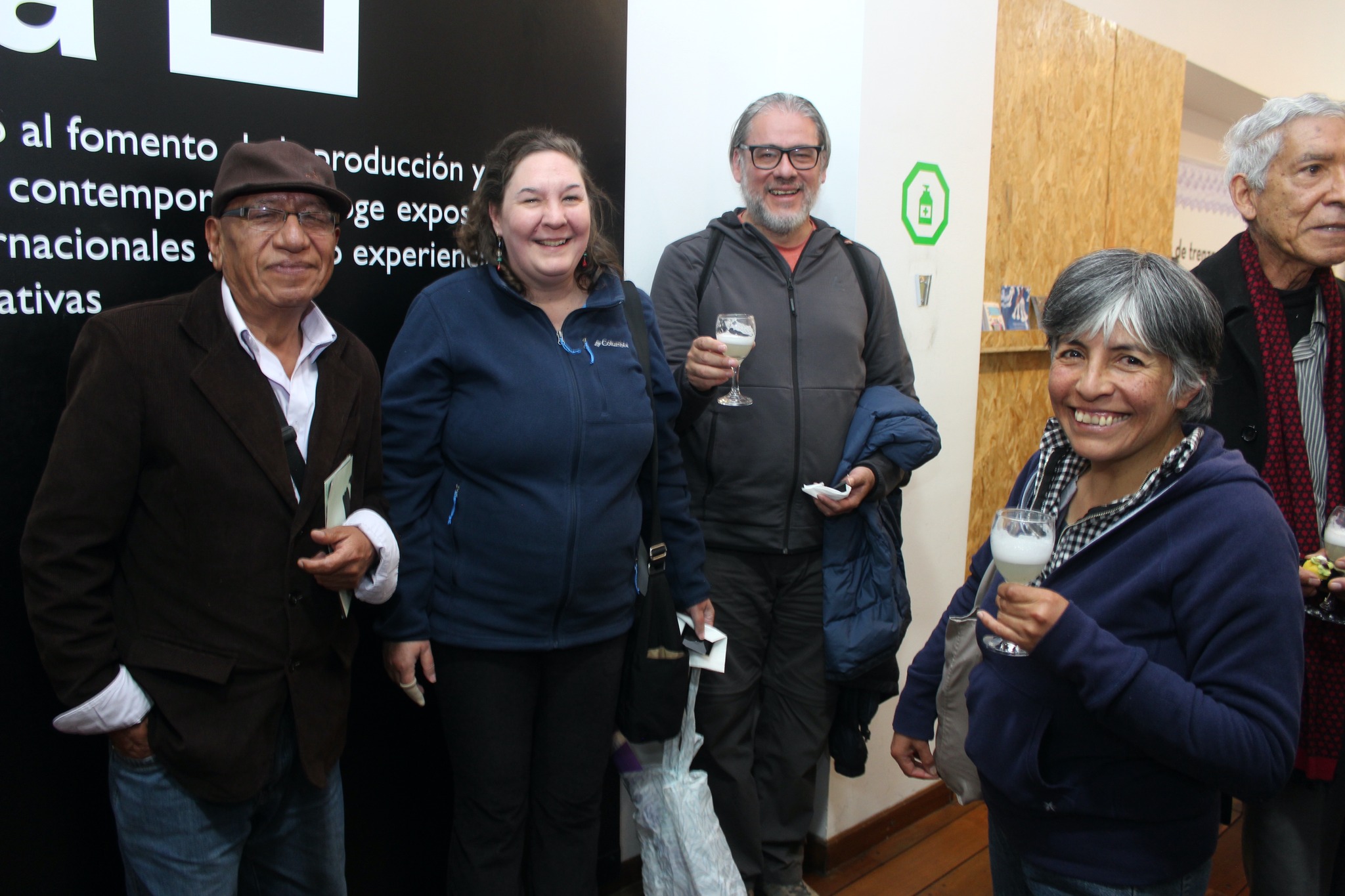 Público asistente disfrutando de bocaditos peruanos