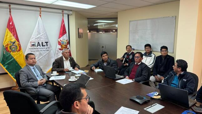 Fotografía de la reunión sobre el análisis de totorales en el sistema TDPS