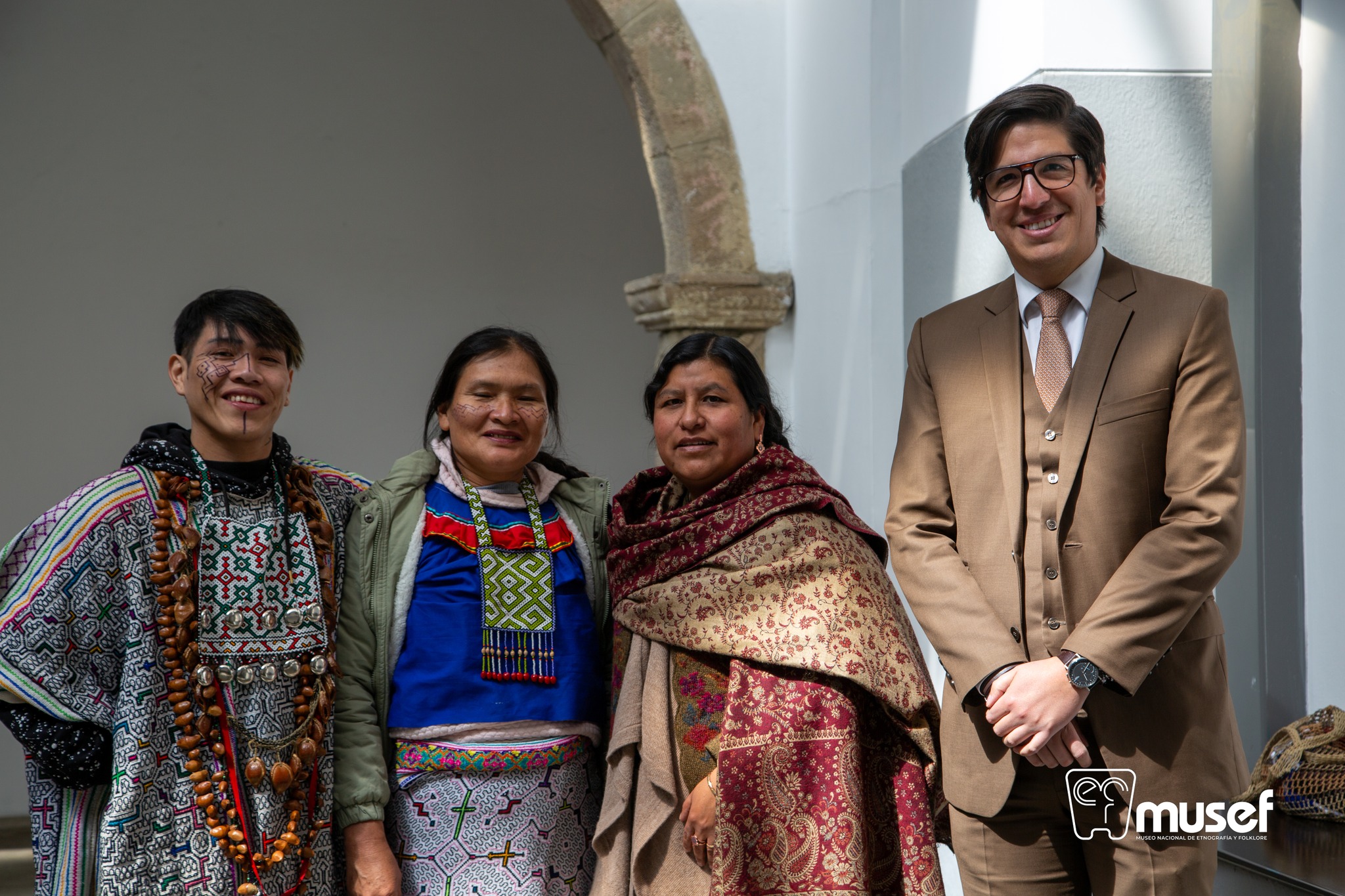 Artistas shipibo-konibos, directora del MUSEF y encargado de asuntos culturales de la Embajada del Perú