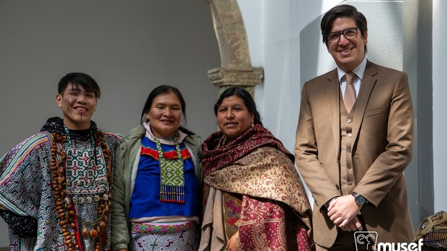 Artistas shipibo-konibos, directora del MUSEF y encargado de asuntos culturales de la Embajada del Perú