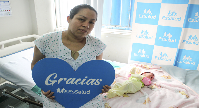 Mujer que donó un riñón a su hija se convierte en madre nuevamente en el Hospital Sabogal de EsSalud