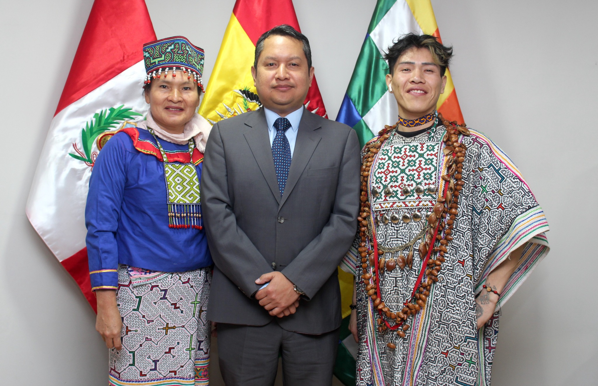 Artistas shipibo-konibos con Encargado de Negocios
