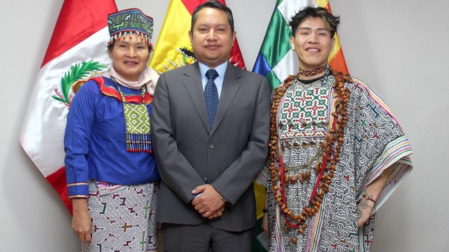 Artistas shipibo-konibos con Encargado de Negocios