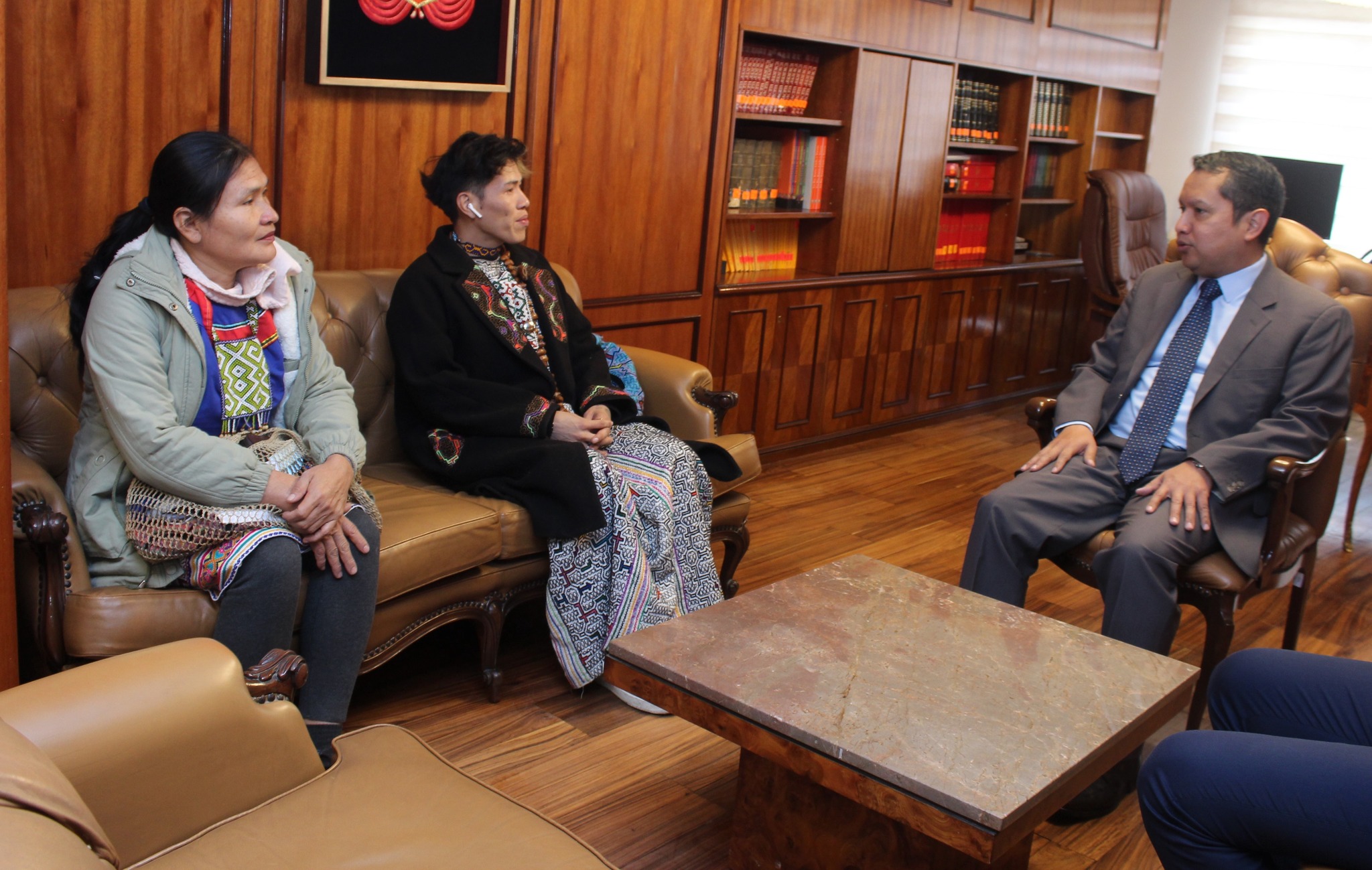 Conversación de artistas shipibo-konibos con Encargado de Negocios