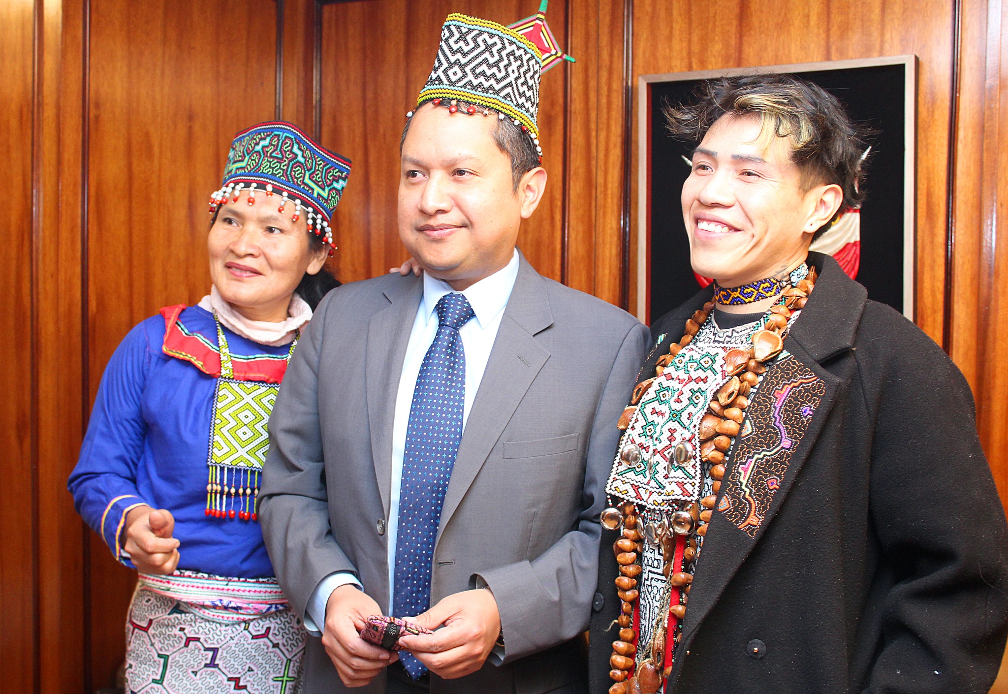 Artistas shipibo-konibos posando con Encargado de Negocios