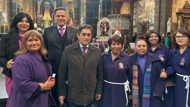 Comunidad peruana en Ámsterdam celebra con devoción al Señor de los Milagros