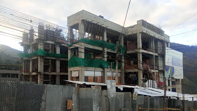 Apurímac.– La Contraloría General de la República ha revelado deficiencias en la construcción del nuevo Centro de Salud Tamburco, ubicado en la provincia de Abancay. Este proyecto, con un presupuesto superior a los 54 millones de soles y ejecutado por el Gobierno Regional de Apurímac, presenta problemas estructurales en la calidad de los materiales y en la supervisión de la obra, lo que pone en riesgo su seguridad y funcionalidad.