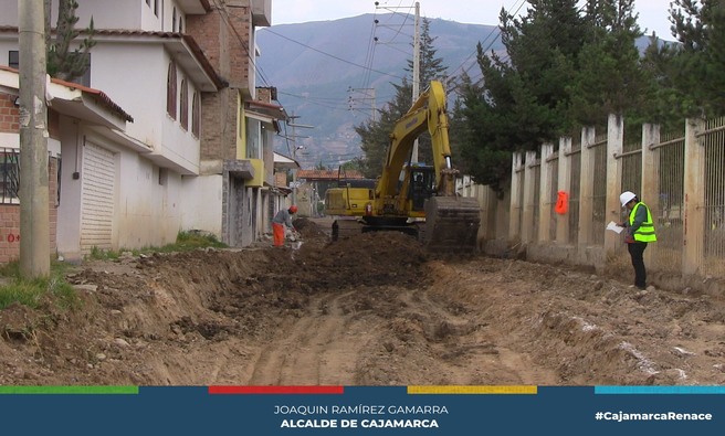 πLa Municipalidad Provincial de Cajamarca, lleva a cabo trabajos de movimiento de tierra en la obra de creaciΓ³n del servicio de movilidad urbana en la Avenida Universitaria - Los Patos, hasta la Avenida Atahualpa, en el sector 13 - San MartΓn.
π§ Actualmente, los trabajos de movimiento de tierra se encuentran en un avance del 80%. Una vez que se complete el corte y la eliminaciΓ³n del material, se procederΓ‘ a colocar el over y a afirmar el terreno, con el fin de evitar que las lluvias deterioren el Γ‘rea ya trabajada y cumplir asΓ con los plazos establecidos para la obra.
π Β‘Con Joaquin Ramirez, Cajamarca Renace!
