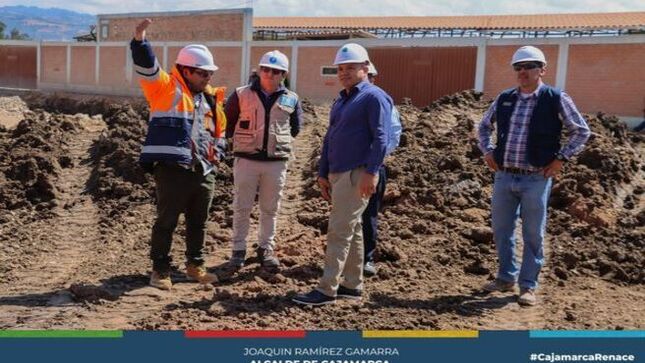 🏙️ El alcalde provincial Joaquin Ramírez, supervisa los trabajos de pavimentación en la Av. Universitaria - Los Patos hasta hasta la Av. Atahualpa, en el sector 13 - San Martín.
🔍 Se realizan pruebas de calidad para garantizar que la estabilización del suelo cumpla con los estándares establecidos. Esto permitirá cumplir con los plazos previstos, mejorando la transitabilidad.
🚧 La autoridad municipal, reafirma su compromiso con el desarrollo y mejoramiento de la infraestructura urbana, contribuyendo a la seguridad y comodidad de los cajamarquinos.
🌇 ¡Con Joaquin Ramirez, Cajamarca Renace!
