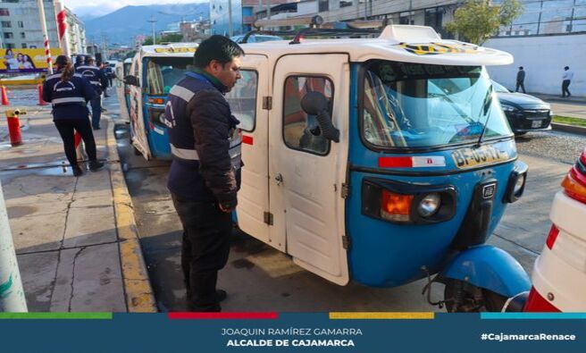 π La Municipalidad Provincial de Cajamarca, a travΓ©s de la Gerencia de Transporte y Seguridad Vial, continΓΊa intensificando los operativos de fiscalizaciΓ³n en el transporte pΓΊblico en diferentes puntos de la ciudad. El objetivo es hacer cumplir el principio de autoridad y respetar el Reglamento Nacional de TrΓ‘nsito, asΓ como las normas establecidas por la municipalidad.
π¨ En esta ocasiΓ³n, los inspectores de transporte de la Subgerencia de InspecciΓ³n y Seguridad Vial fiscalizaron unidades de servicio de mototaxi y transporte regular en la VΓa de Evitamiento, a la altura del centro comercial Real Plaza, asΓ como en otros puntos clave de Cajamarca. AdemΓ‘s, lograron ingresar al depΓ³sito municipal vehΓculos particulares que se encontraban estacionados en zonas restringidas.
π Β‘Con Joaquin Ramirez, Cajamarca Renace!