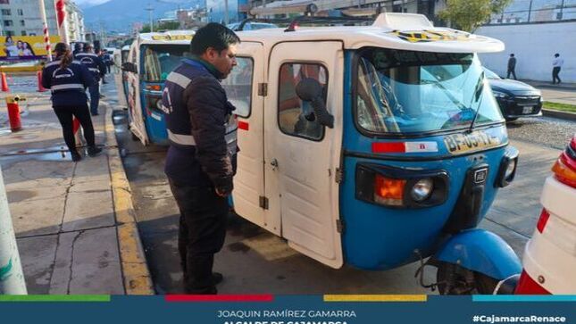 🚌 La Municipalidad Provincial de Cajamarca, a través de la Gerencia de Transporte y Seguridad Vial, continúa intensificando los operativos de fiscalización en el transporte público en diferentes puntos de la ciudad. El objetivo es hacer cumplir el principio de autoridad y respetar el Reglamento Nacional de Tránsito, así como las normas establecidas por la municipalidad.
🚨 En esta ocasión, los inspectores de transporte de la Subgerencia de Inspección y Seguridad Vial fiscalizaron unidades de servicio de mototaxi y transporte regular en la Vía de Evitamiento, a la altura del centro comercial Real Plaza, así como en otros puntos clave de Cajamarca. Además, lograron ingresar al depósito municipal vehículos particulares que se encontraban estacionados en zonas restringidas.
🌇 ¡Con Joaquin Ramirez, Cajamarca Renace!
