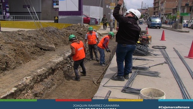 🚧 La Municipalidad Provincial de Cajamarca, lleva a cabo trabajos de mejora en la Avenida San Martín, con el objetivo de optimizar el drenaje longitudinal en la intersección con la Avenida Tahuantinsuyo. Además, en los próximos días se iniciarán los trabajos de pavimentación flexible en un área de 21,000 m2, abarcando desde el cruce de la Avenida Atahualpa y San Martín hasta la Avenida Héroes del Cenepa.
🗣️ La actual gestión municipal, reitera su compromiso de entregar una obra de calidad a los residentes del sector 13 San Martín.
🌇 ¡Con Joaquin Ramirez, Cajamarca Renace!