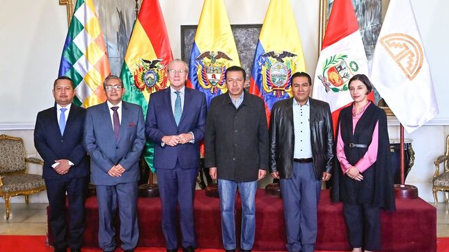 Autoridades participantes de la reunión