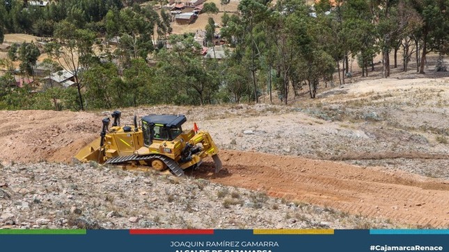 👷‍♀️ La Municipalidad Provincial de Cajamarca, en su compromiso continuo con el mejoramiento de la infraestructura vial, inició los trabajos de apertura de una nueva trocha carrozable en los caseríos de Aylambo y el cruce de Huayllapampa.
🛣️ Esta nueva vía, que tendrá una extensión de 5 kilómetros, conectará ambos caseríos, facilitando el acceso, mejorando la conectividad y fomentando el comercio entre ambas localidades.
🌱 Con esta iniciativa, la municipalidad busca impulsar el desarrollo de las comunidades rurales, mejorando sus condiciones de vida y promoviendo el crecimiento económico de la provincia.
🌇 ¡Con Joaquin Ramirez, Cajamarca Renace!