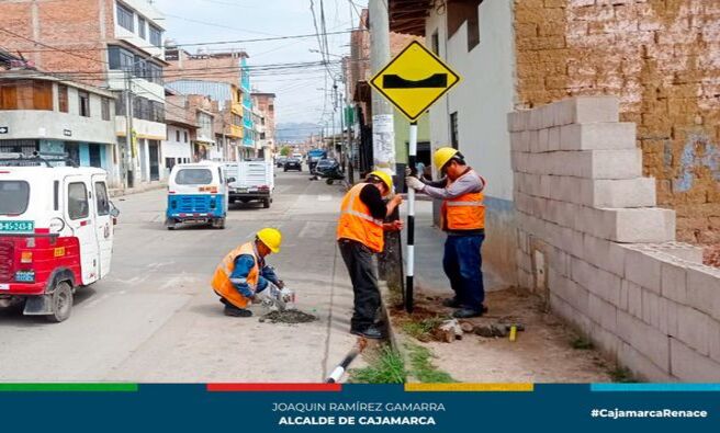🚧 La Municipalidad Provincial de Cajamarca, a través de la Gerencia de Transporte y Seguridad Vial, continúa con sus esfuerzos por mejorar la seguridad vial en la ciudad.
🛑 Se instalaron señales de tránsito verticales de prevención en el sector de San Pedro y la Vía de Evitamiento. Además, se retiró una señal vertical en el Jirón Mártires de Uchuracay y se realizó la limpieza y mantenimiento de señales en la cuadra 04 de la prolongación Revilla Pérez.
🚦 Estas acciones tienen como objetivo garantizar la seguridad de conductores y peatones en las calles de mayor tránsito vehicular de Cajamarca.
¡Con Joaquin Ramírez, Cajamarca Renace!