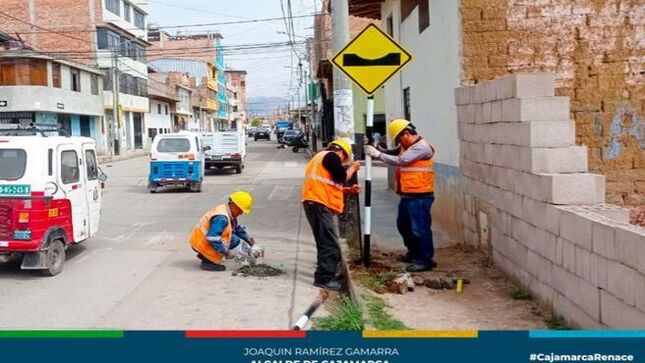🚧 La Municipalidad Provincial de Cajamarca, a través de la Gerencia de Transporte y Seguridad Vial, continúa con sus esfuerzos por mejorar la seguridad vial en la ciudad.
🛑 Se instalaron señales de tránsito verticales de prevención en el sector de San Pedro y la Vía de Evitamiento. Además, se retiró una señal vertical en el Jirón Mártires de Uchuracay y se realizó la limpieza y mantenimiento de señales en la cuadra 04 de la prolongación Revilla Pérez.
🚦 Estas acciones tienen como objetivo garantizar la seguridad de conductores y peatones en las calles de mayor tránsito vehicular de Cajamarca.
¡Con Joaquin Ramírez, Cajamarca Renace!