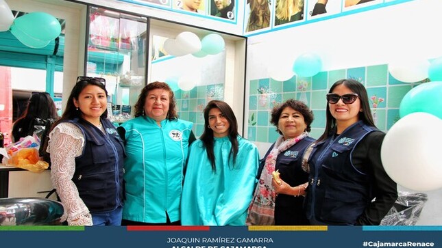 🌟 La Municipalidad Provincial de Cajamarca, a través del programa Renace, Mujer y Familia, ha implementado diversos talleres dirigidos a la población más vulnerable, con el objetivo de fomentar el desarrollo de habilidades que faciliten la independencia financiera.
💪 Estos talleres no solo capacitan a mujeres en diversas áreas, sino que también ofrecen acompañamiento psicológico constante. Un claro ejemplo de este impacto es la historia de María Lucila Terrones Romero, quien gracias a las enseñanzas recibidas ha logrado abrir su propio negocio, inspirando así a muchas otras mujeres a lograr sus sueños.
🌍 La comuna local, reafirma su compromiso de crear espacios que mejoren la calidad de vida de la población cajamarquina, por un futuro más sostenible.
🌇 ¡Con Joaquín Ramírez, Cajamarca Renace!