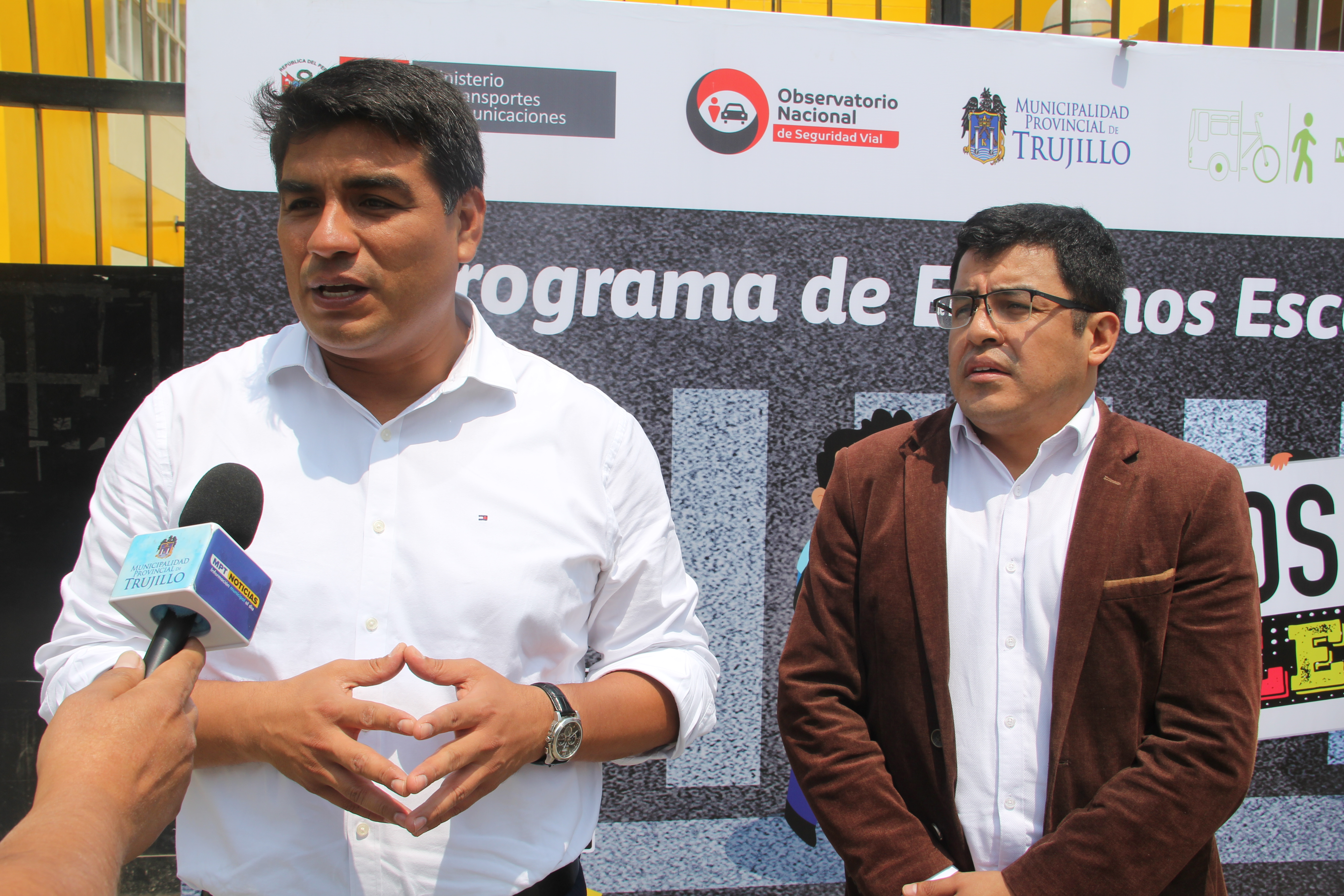 ALCALDE Y FUNCIONARIO 