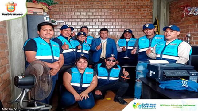 Foto de las personas portando el uniforme 
