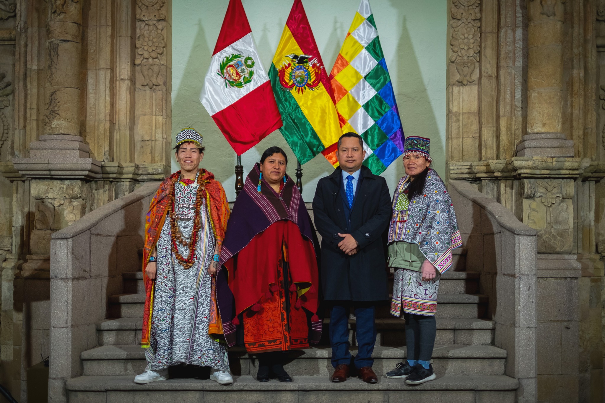 Artistas shipibo konibos, directora del MUSEF y Encargado de Negocios