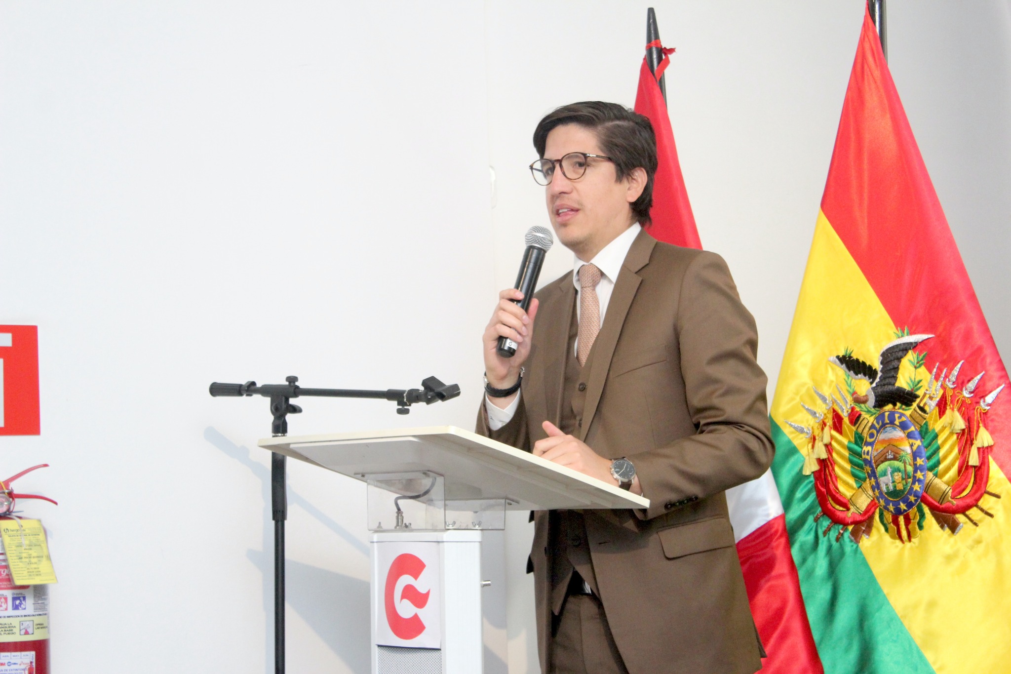 Encargado de asuntos culturales de la Embajada del Perú brindando palabras de ocasión