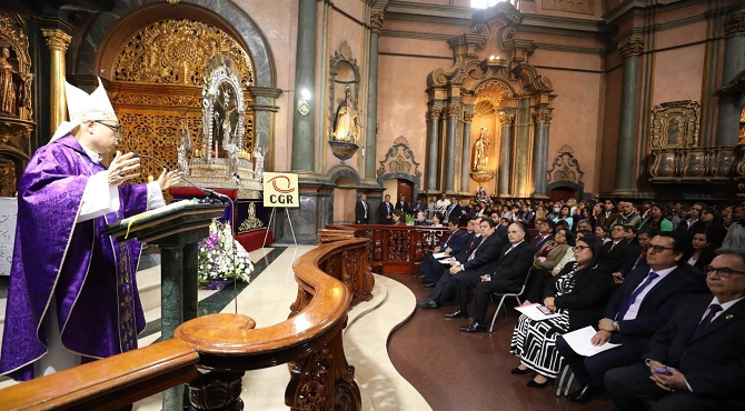 Lima.- Con el propósito de fortalecer la solidaridad y atender a quienes más lo necesitan, la comunidad de la Contraloría General de la República celebró una misa en honor al Señor de los Milagros, en la iglesia Las Nazarenas, ubicada en el centro de Lima. El evento buscó pedir la guía del Espíritu Santo para promover la unidad y el trabajo en equipo dentro de la institución.