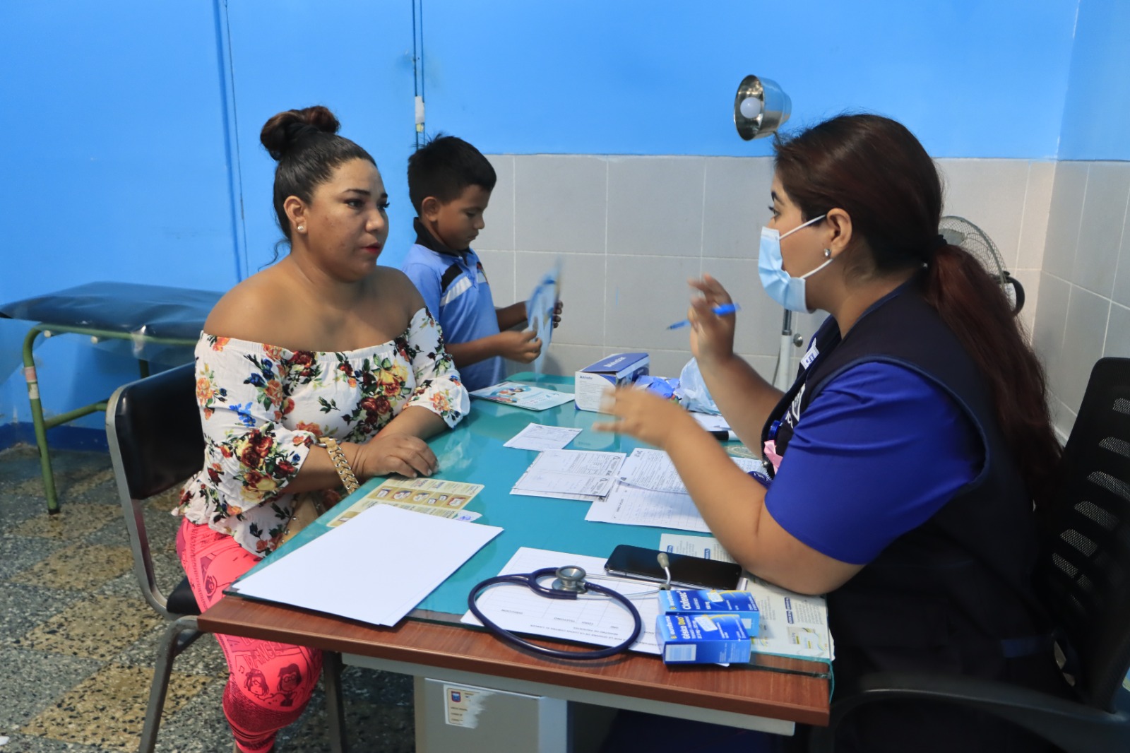 Durante la campaña, el equipo de la Estrategia de Prevención y Control de Cáncer brindó atención médica a más de 150 personas, realizando exámenes preventivos como tamizaje para la detección del Virus del Papiloma Humano (VPH), cáncer de próstata, cuello uterino y de piel.