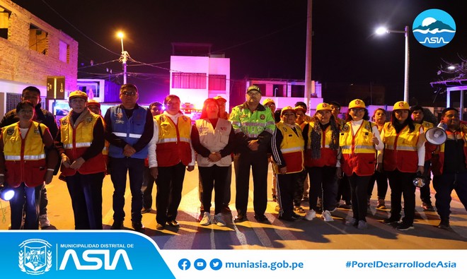 Por encargo del alcalde Isaias Alcántara Malásquez, la Sub Gerencia de Seguridad Ciudadana y Serenazgo participó en el patrullaje nocturno en el Anexo Palma Alta con el propósito de resguardar la integridad de la población y contrarrestar la inseguridad ciudadana.
En la ronda mixta nocturna también participó el Mayor PNP Rafael Horna Moreno, Comisario de Asia; Katia Solano Chiok, Subprefecta Provincial de Cañete; Juntas Vecinales y miembros del Serenazgo, quienes patrullaron las diferentes calles del Anexo.
De esta manera, la actual gestión municipal seguirá trabajando con estas acciones cívicas, que promuevan la participación ciudadana. Por que todos debemos involucrarnos para tener un distrito seguro.
#MunicipalidadDistritalDeAsia
#PorelDesarrollodeAsia
#IsaiasAlcantaraAlcaldedeAsia