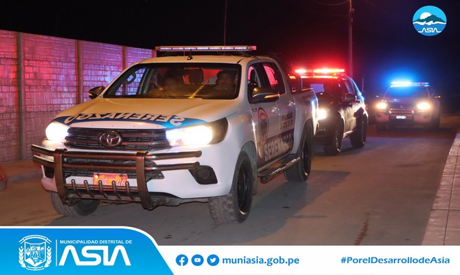 Por encargo del alcalde Isaias Alcántara Malásquez, la Sub Gerencia de Seguridad Ciudadana y Serenazgo participó en el patrullaje nocturno en el Anexo Palma Alta con el propósito de resguardar la integridad de la población y contrarrestar la inseguridad ciudadana.
En la ronda mixta nocturna también participó el Mayor PNP Rafael Horna Moreno, Comisario de Asia; Katia Solano Chiok, Subprefecta Provincial de Cañete; Juntas Vecinales y miembros del Serenazgo, quienes patrullaron las diferentes calles del Anexo.
De esta manera, la actual gestión municipal seguirá trabajando con estas acciones cívicas, que promuevan la participación ciudadana. Por que todos debemos involucrarnos para tener un distrito seguro.
#MunicipalidadDistritalDeAsia
#PorelDesarrollodeAsia
#IsaiasAlcantaraAlcaldedeAsia