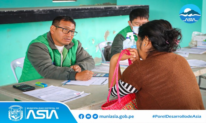 La Municipalidad Distrital de Asia, liderada por nuestro alcalde Isaias Alcántara Malásquez a través de la Sub Gerencia de Programas Sociales y en coordinación con la Red Integrada de Salud Chilca - Mala, realizaron una gran campaña médica gratuita, dirigida a todos los pobladores de nuestro Distrito de Asia.
En esta campaña de salud se ofrecieron los servicios de psicología, medicina general, odontología, nutrición, enfermería, obstetricia, toma de presión y glucosa; además se realizó afiliación y actualización del Sistema de Focalización de Hogares (SISFOH) y afiliación al Sistema Integral de Salud (SIS).
De esta manera, la actual gestión municipal mantiene su compromiso de velar por el bienestar de la salud de nuestros vecinos, brindándoles servicios especializados de manera gratuita.