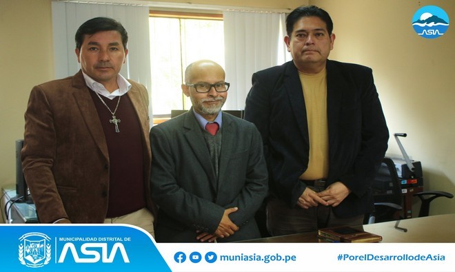 El alcalde de Asia, Isaias Alcántara Malásquez, se reunió esta tarde con el Director de la Dirección de Formalización Integral de Cofopri, Oscar Huerta Ayala y el Jefe de la Oficina Zonal Lima – Callao, Helmur Saul Velásquez Ramírez en la ciudad de Lima, con la finalidad de suscribir convenio de cooperación interinstitucional para la realización del saneamiento físico legal de los predios de los 13 Anexos de nuestro distrito.
Dicho convenio será analizado por el Concejo Municipal del distrito a fin de emitir el acuerdo respectivo. De esta manera, la actual gestión municipal prioriza la formalización de nuestros bienes.