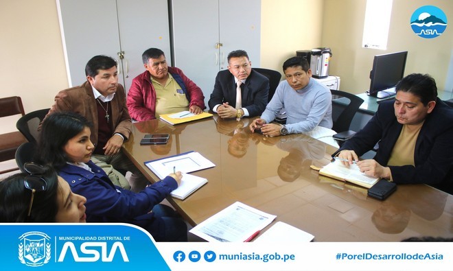 El alcalde de Asia, Isaias Alcántara Malásquez, se reunió esta tarde con el Director de la Dirección de Formalización Integral de Cofopri, Oscar Huerta Ayala y el Jefe de la Oficina Zonal Lima – Callao, Helmur Saul Velásquez Ramírez en la ciudad de Lima, con la finalidad de suscribir convenio de cooperación interinstitucional para la realización del saneamiento físico legal de los predios de los 13 Anexos de nuestro distrito.
Dicho convenio será analizado por el Concejo Municipal del distrito a fin de emitir el acuerdo respectivo. De esta manera, la actual gestión municipal prioriza la formalización de nuestros bienes.