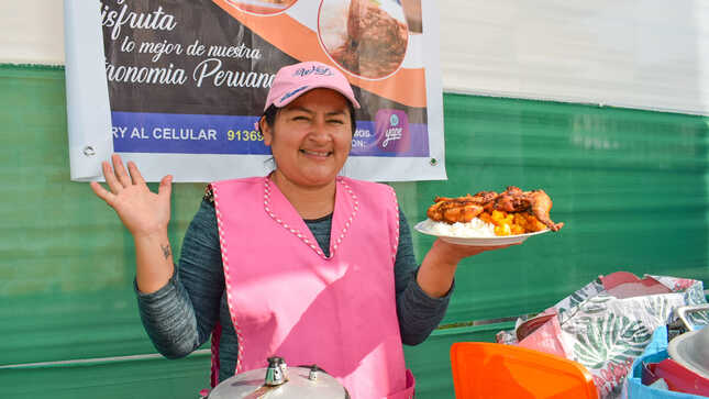 Señora ofreciendo un plato típico 