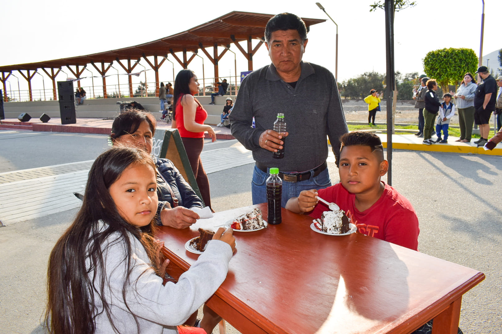 Familia compartiendo