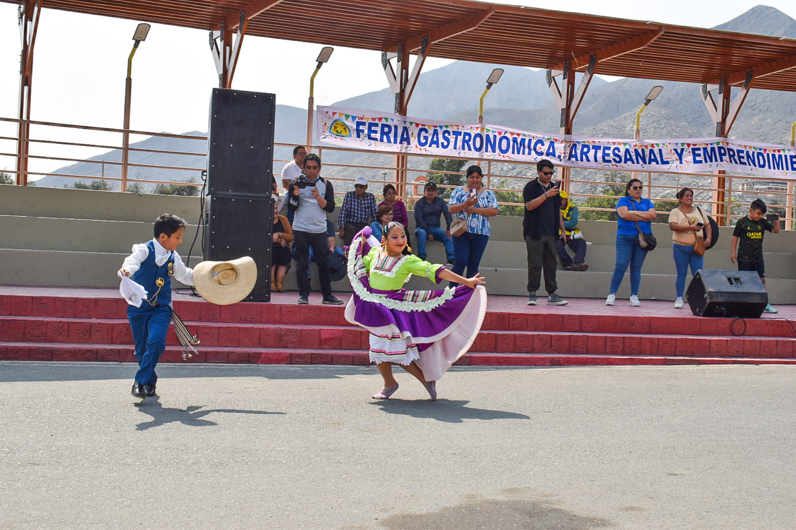 Parejas de ni帽os bailando marinera