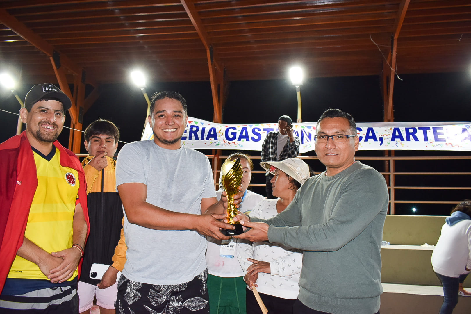 Regidor Gabriel Merejildo premia al equipo ganador de voley