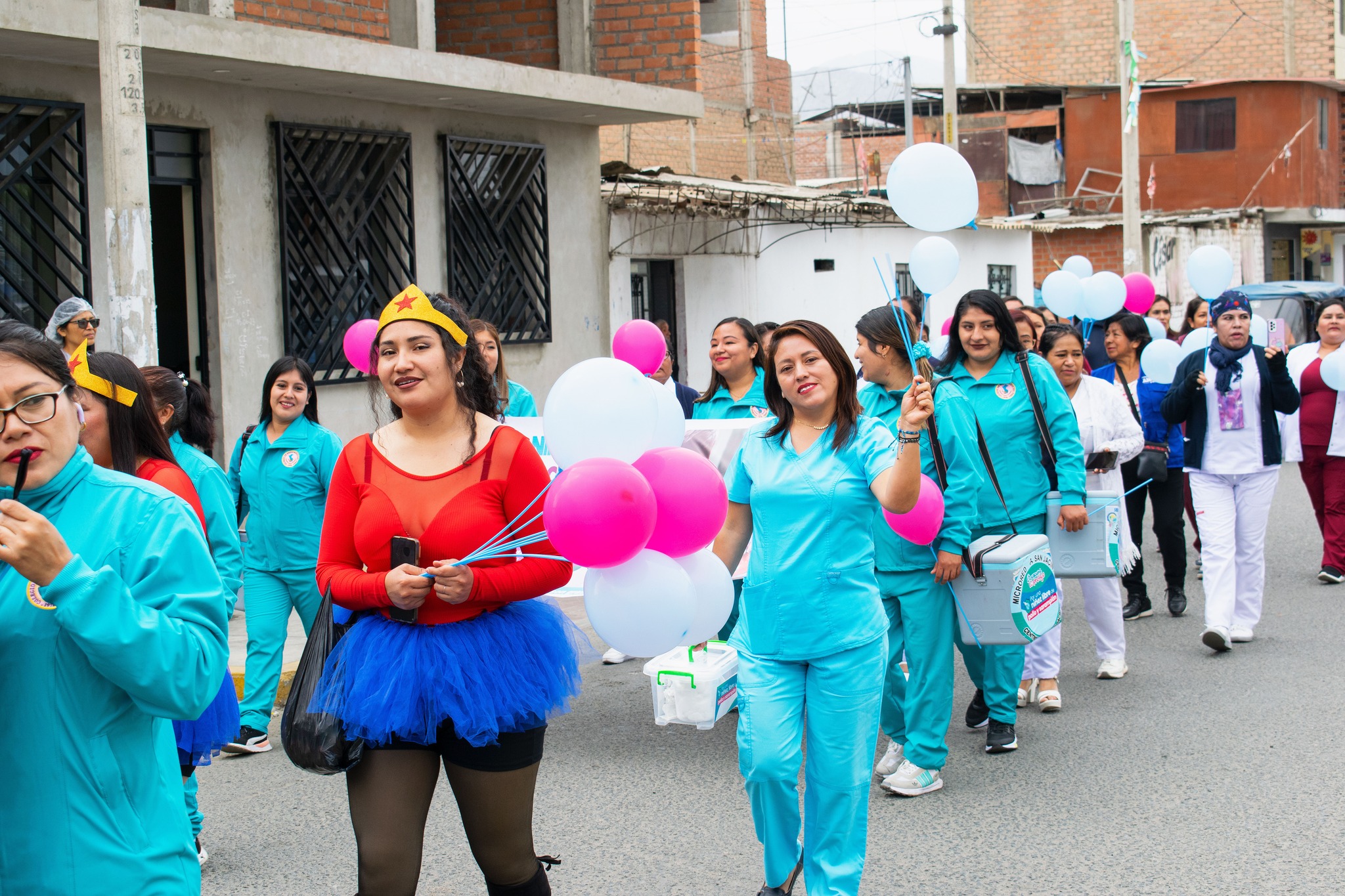 El personal de salud presente en el pasacalle