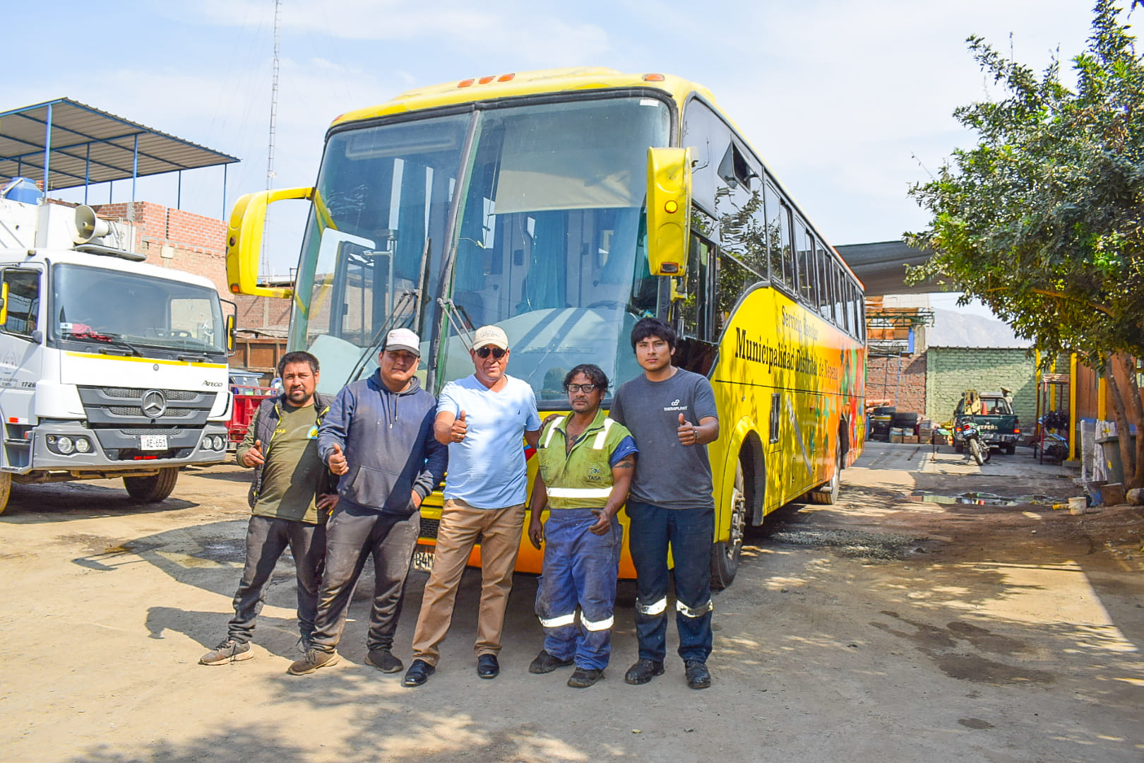 Trabajadores municipales junto al bus escolar