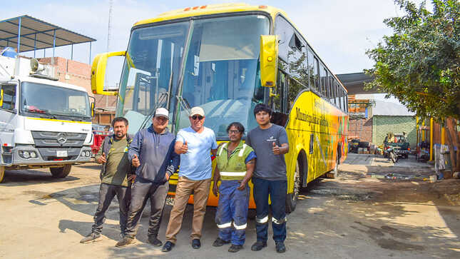 Trabajadores municipales junto al bus escolar 