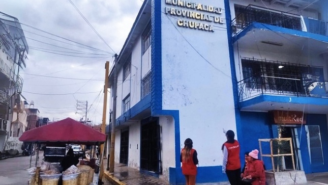 Junín.- Un informe reciente de la Contraloría General de la República ha revelado graves irregularidades en los procesos de selección de personal y control de asistencia en la Municipalidad Provincial de Chupaca, afectando la gestión pública durante los años 2016 y 2017.