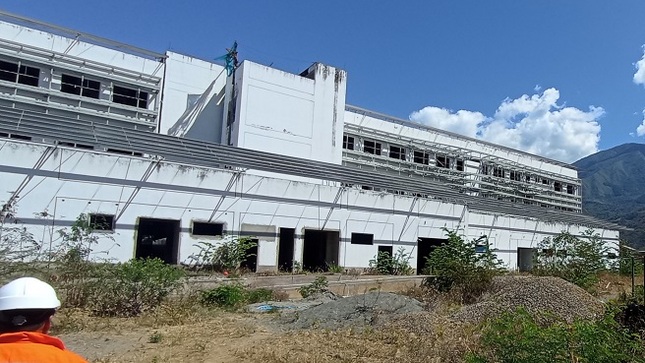 La Contraloría General evidenció que el expediente técnico del nuevo saldo de obra del Hospital Quillabamba en Cusco, fue aprobado por el Programa Nacional de Inversiones en Salud (PRONIS) del Ministerio de Salud antes de que el consultor de obra contratado cumpliera con presentar la entrega final de dicho expediente, lo que conlleva el riesgo de contar con información inexacta para continuar las obras del proyecto hospitalario, cuya ejecución se encuentra paralizada desde hace 18 meses en perjuicio de la población beneficiaria.