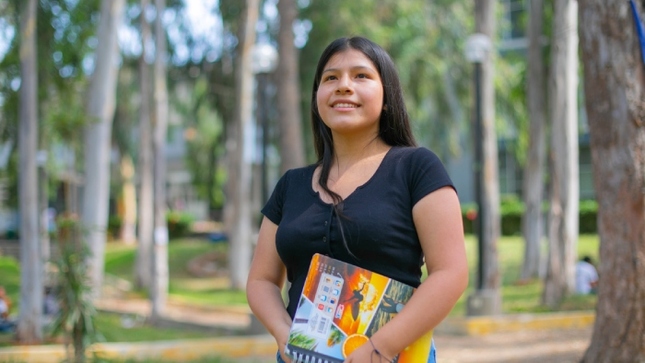 Becaria del Pronabec con libros