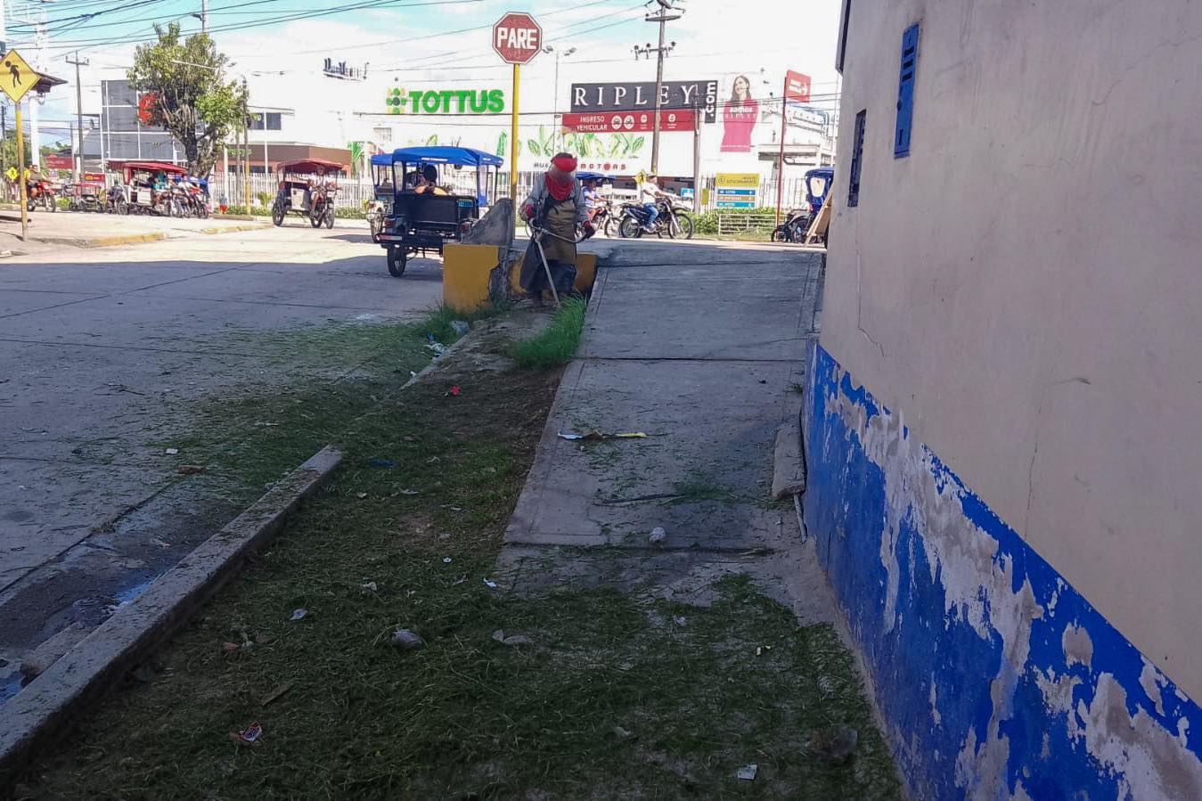 Labores de limpieza en la Urbanización Río Mar.