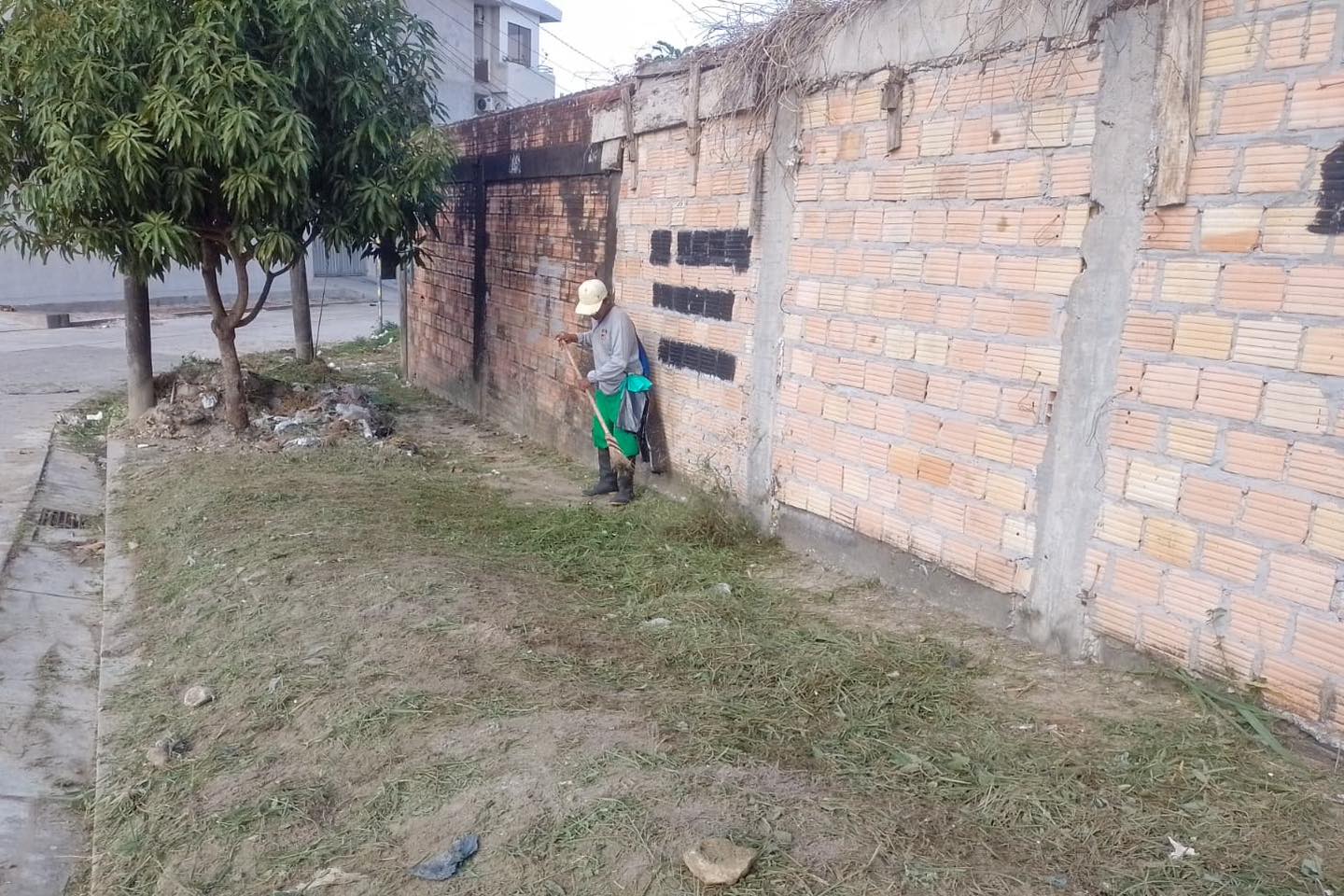 Labores de limpieza en la Urbanización Río Mar.