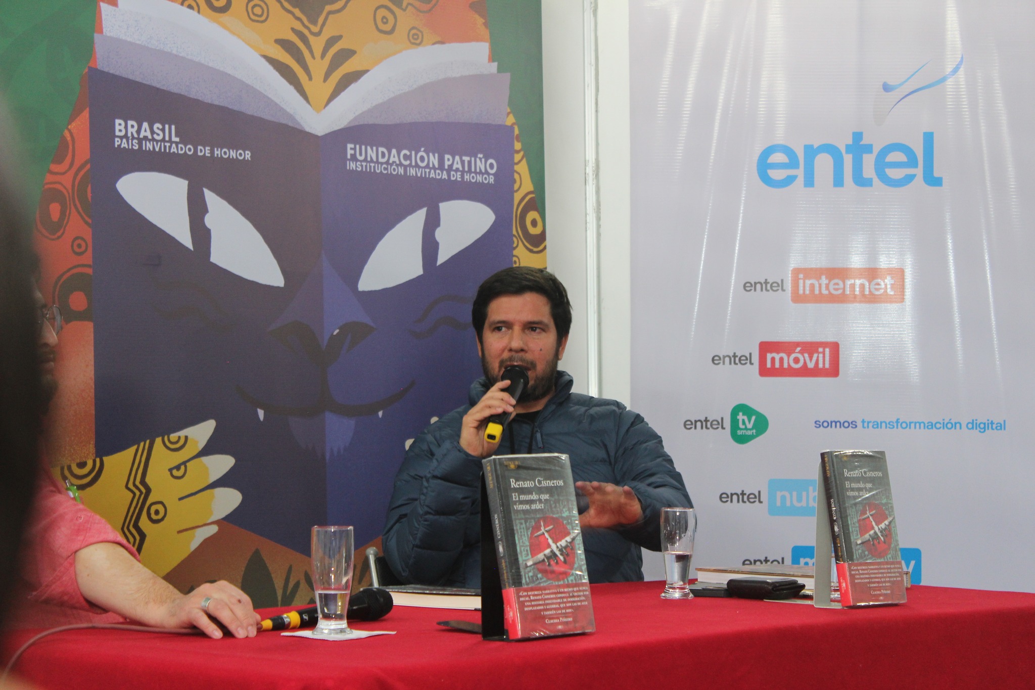 Renato Cisneros presentando su nuevo libro "El mundo que vimos arder"