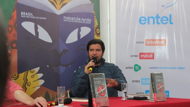 Renato Cisneros presentando su nuevo libro "El mundo que vimos arder"