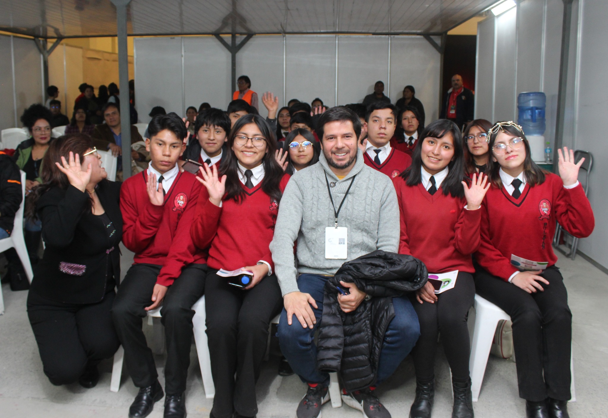 Renato Cisneros con escolares de La Paz