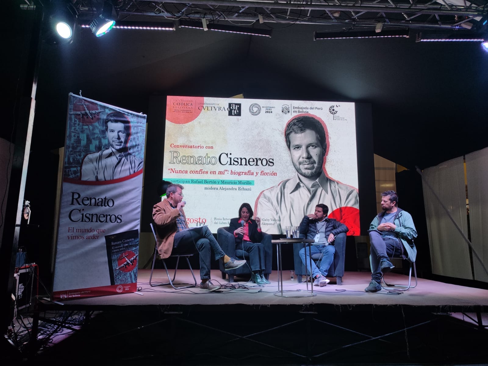Renato Cisneros en panel comentando su obra