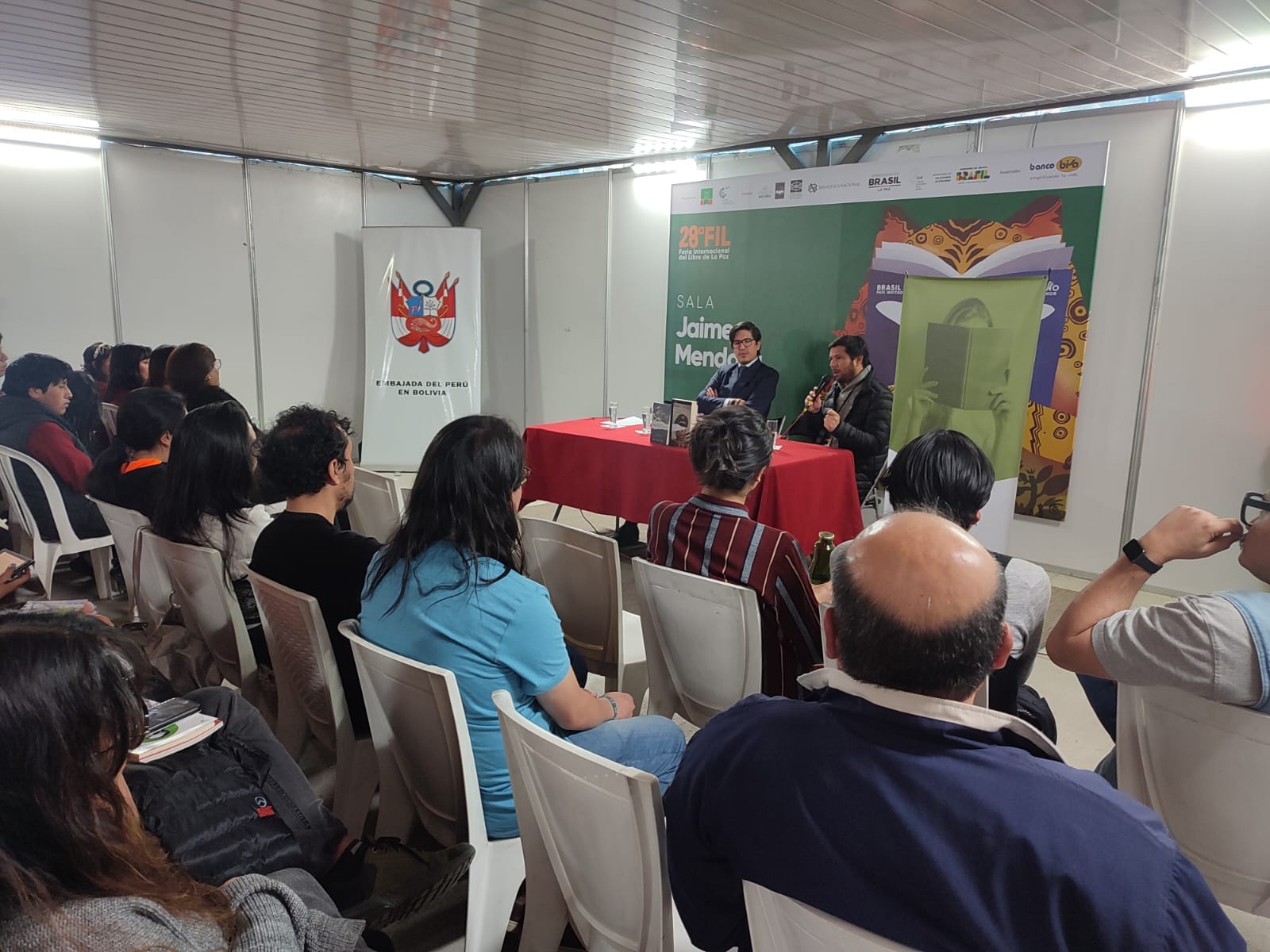 Renato Cisneros en conversatorio sobre su libro