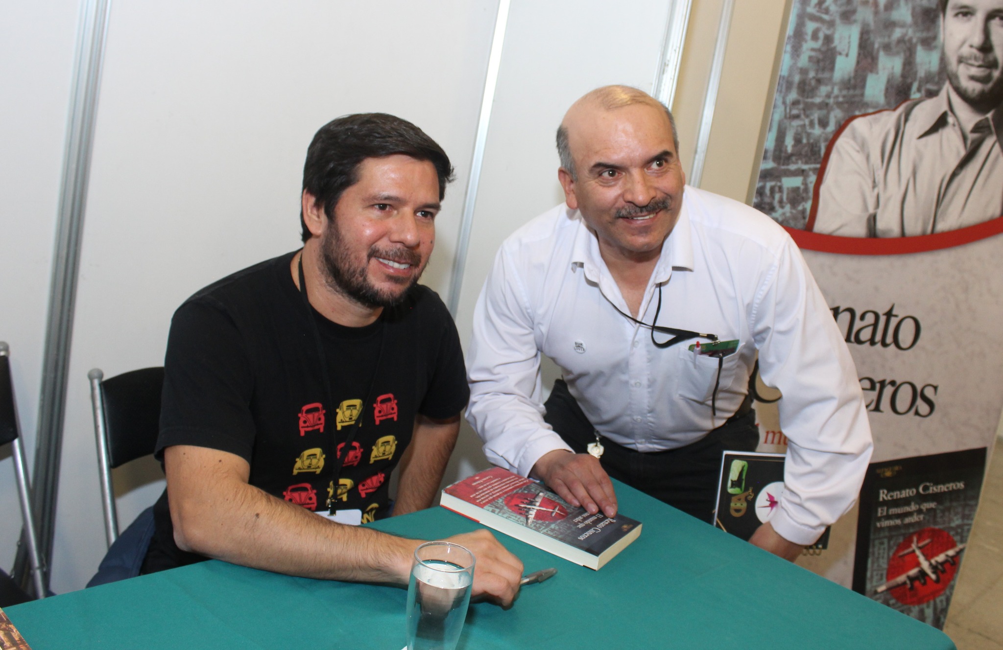 Renato Cisneros firmando libros